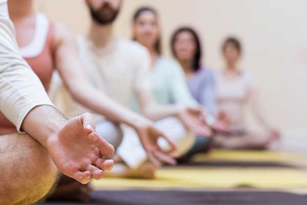 ¿a qué ayuda la meditación? Ayuda a calmar la mente y aportar paz interior.