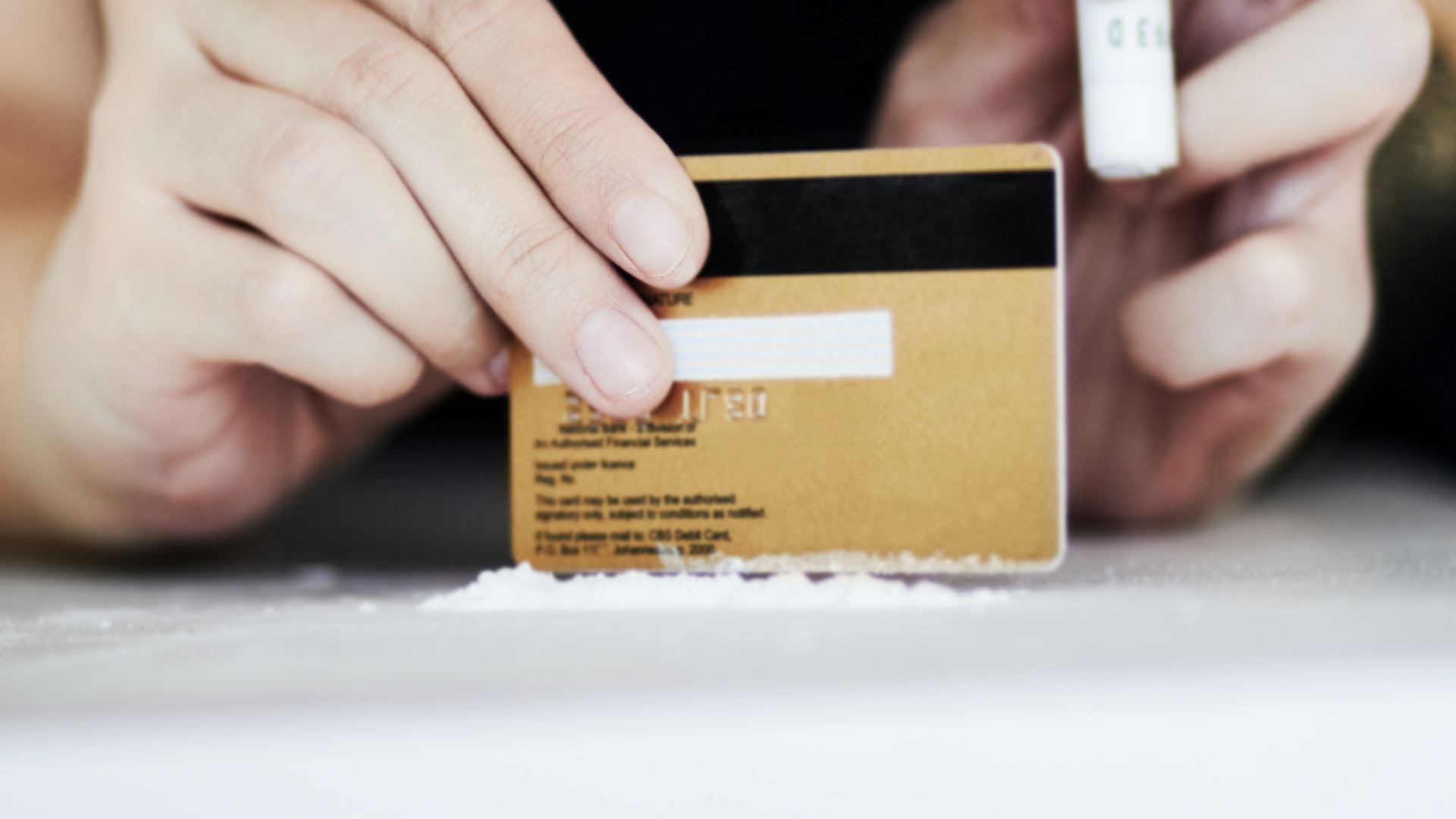 La adicción a la cocaína no siempre comienza con un consumo problemático evidente. En muchos casos, la persona mantiene su actividad laboral, su entorno social e incluso responsabilidades familiares mientras el consumo aumenta progresivamente.