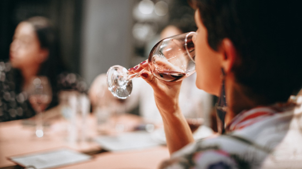 Conoce qué significa alcoholismo funcional, por qué no es un diagnóstico y qué señales indican que conviene pedir ayuda en Valencia.