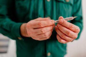 ¿Buscas un tratamiento para la adicción al cannabis en Castellón? En Clínica NO-A ofrecemos atención psicológica y psiquiátrica personalizada para ayudarte a recuperar el control.
