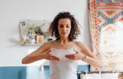 Mujer practicando respiración para afrontar un ataque de ansiedad